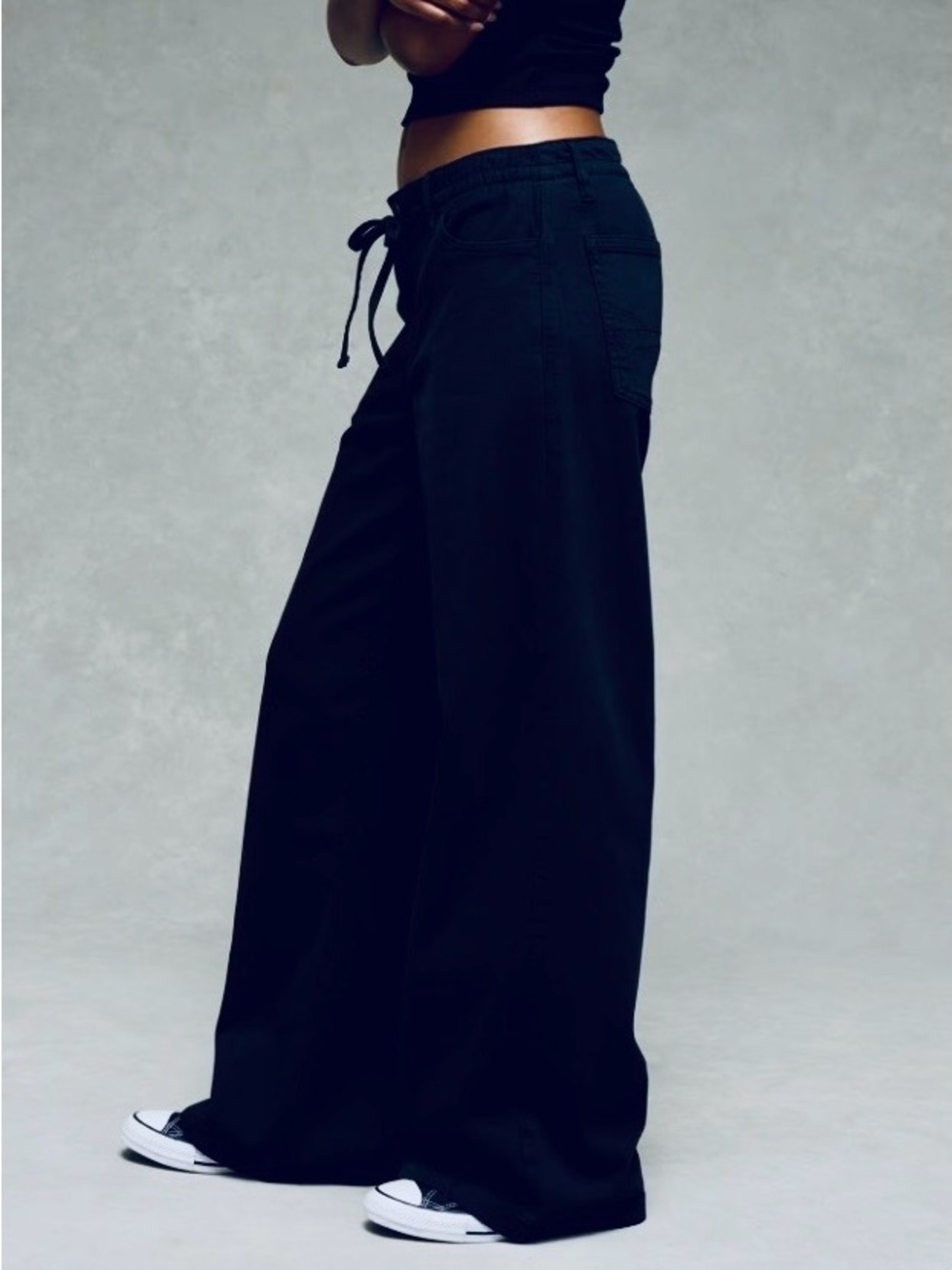 AE Black Dreamy Drape Stretch Low-Rise Ultra Wide-Leg Pants in Black, Size 4 Reg